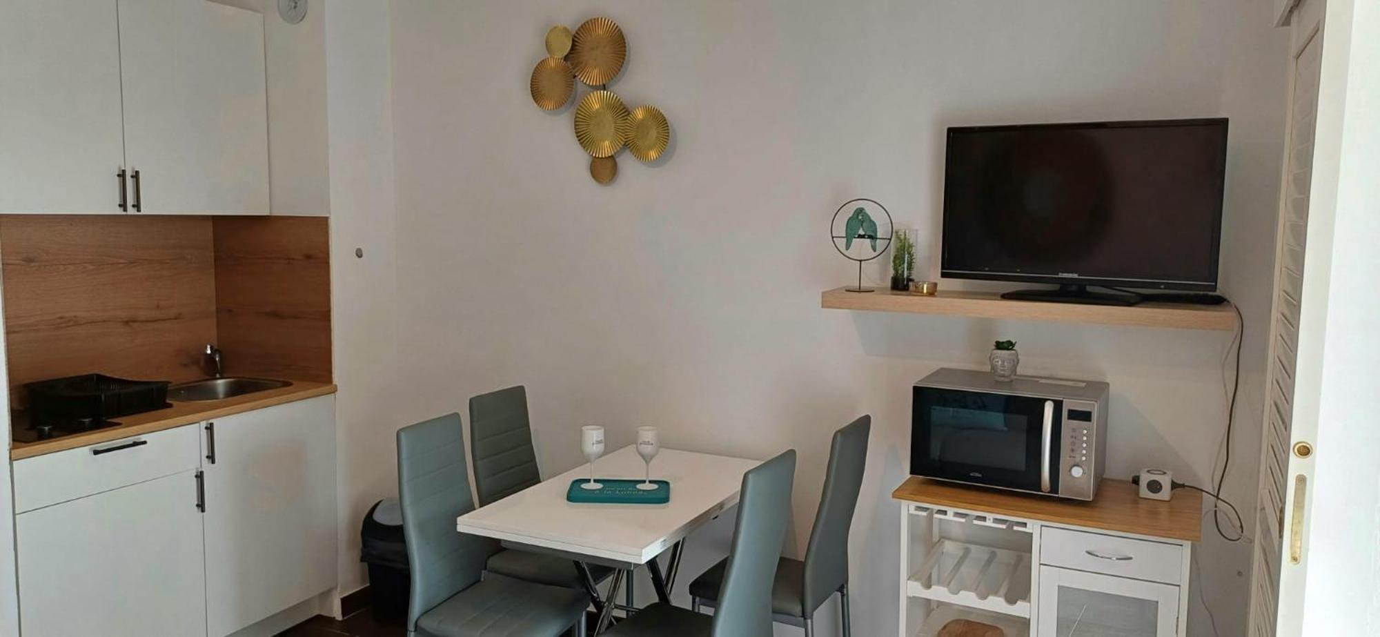 En Rez De Jardin Dans Propriete Prive Pour 4 Personnes * La Londe-les-Maures